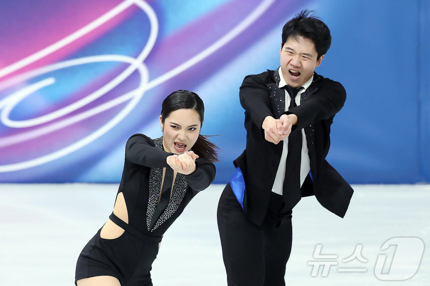 (밀라노=뉴스1) 김진환 기자 = 권예와 임해나가 6일(현지시간) 이탈리아 밀라노 아이스 스케이팅 아레나에서 열린 2026 밀라노·코르티나담페초 동계올림픽 피겨스케이팅 팀 이벤트( …