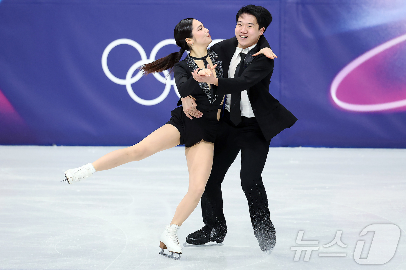 (밀라노=뉴스1) 김진환 기자 = 권예와 임해나가 6일(현지시간) 이탈리아 밀라노 아이스 스케이팅 아레나에서 열린 2026 밀라노·코르티나담페초 동계올림픽 피겨스케이팅 팀 이벤트( …