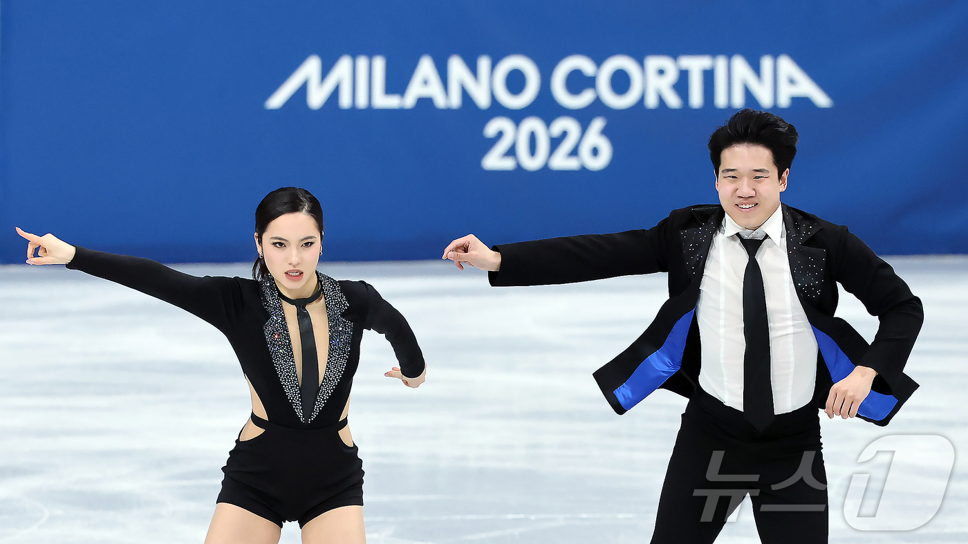 (밀라노=뉴스1) 김진환 기자 = 권예와 임해나가 6일(현지시간) 이탈리아 밀라노 아이스 스케이팅 아레나에서 열린 2026 밀라노·코르티나담페초 동계올림픽 피겨스케이팅 팀 이벤트( …