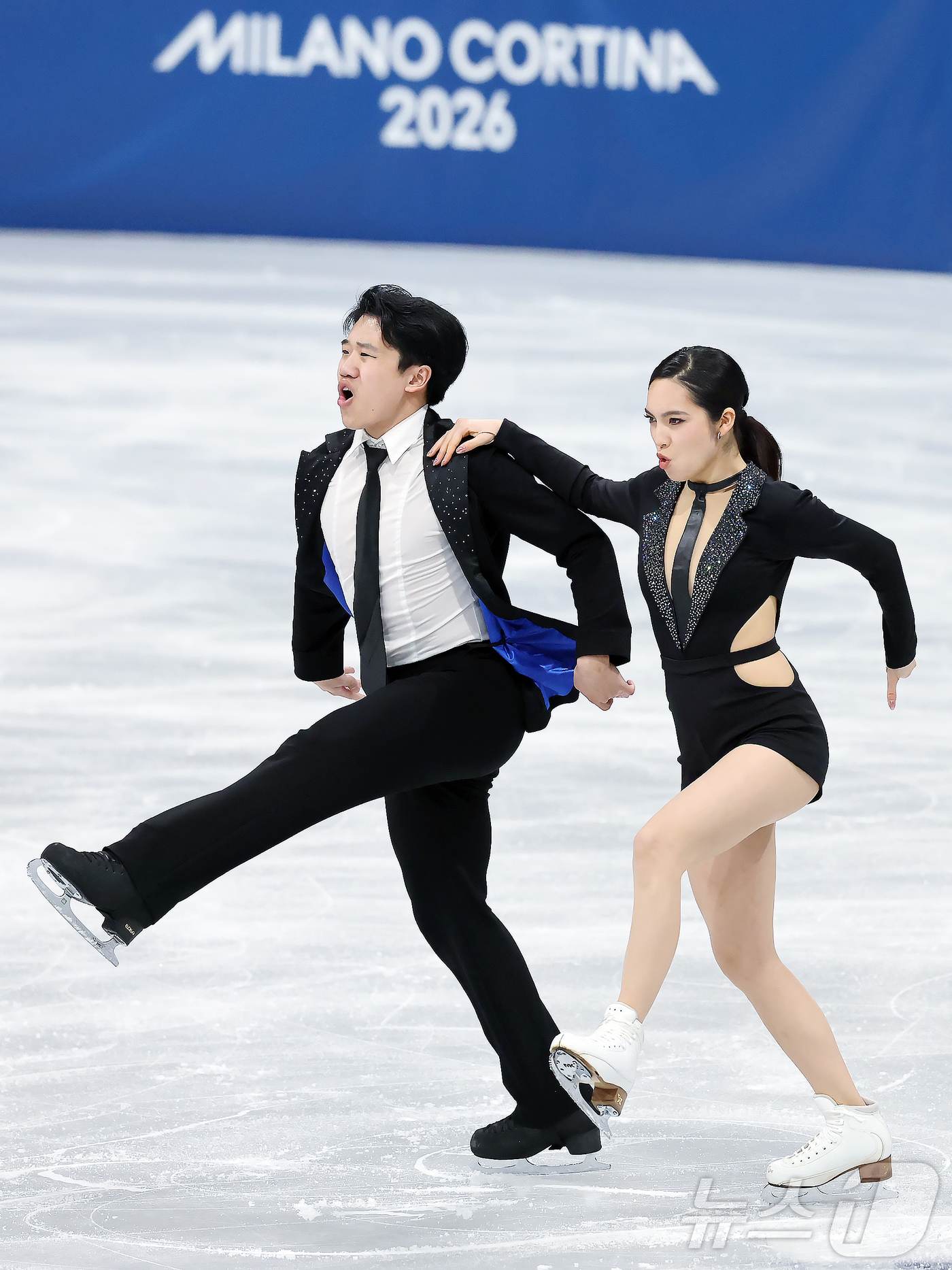 (밀라노=뉴스1) 김진환 기자 = 권예와 임해나가 6일(현지시간) 이탈리아 밀라노 아이스 스케이팅 아레나에서 열린 2026 밀라노·코르티나담페초 동계올림픽 피겨스케이팅 팀 이벤트( …