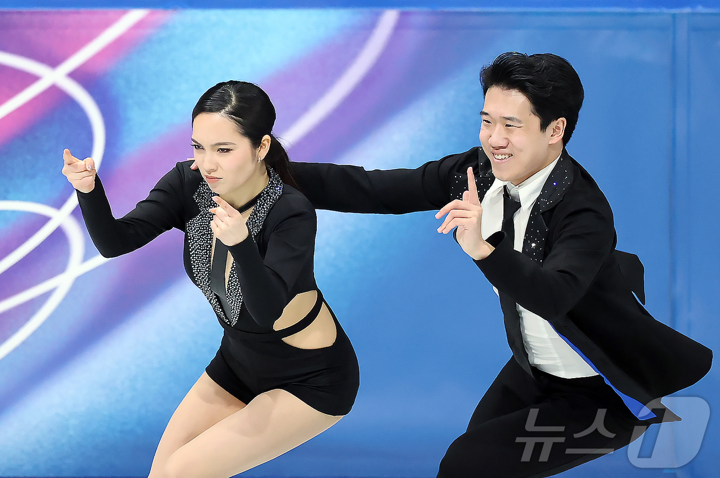 (밀라노=뉴스1) 김진환 기자 = 권예와 임해나가 6일(현지시간) 이탈리아 밀라노 아이스 스케이팅 아레나에서 열린 2026 밀라노·코르티나담페초 동계올림픽 피겨스케이팅 팀 이벤트( …