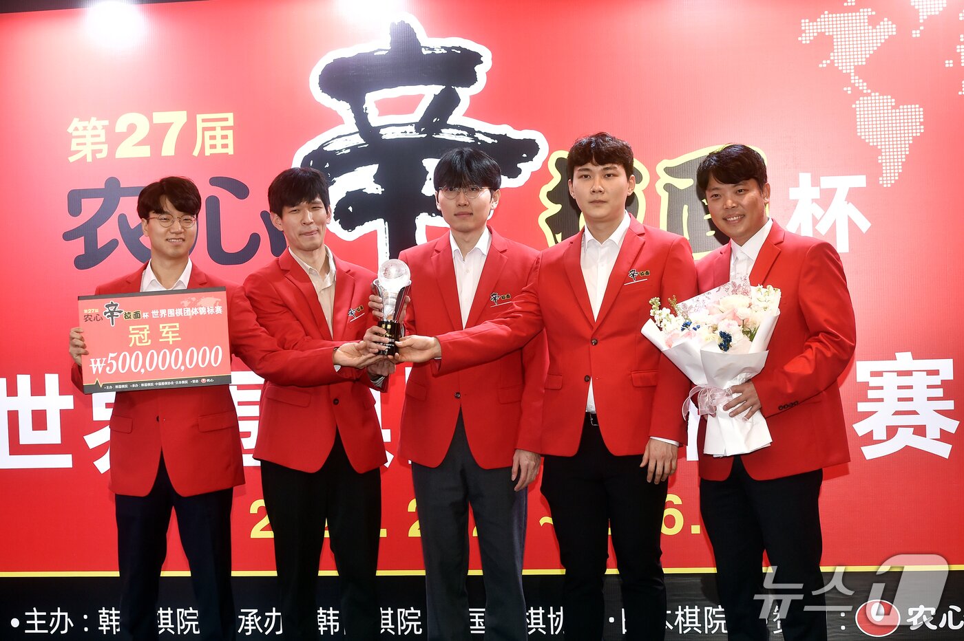 본문 이미지 - 농심배 우승을 축하하는 한국 선수단의 안성준 9단, 이지현 9단, 신진서 9단, 박정환 9단, 홍민표 국가대표 감독(왼쪽부터). (한국기원 제공)