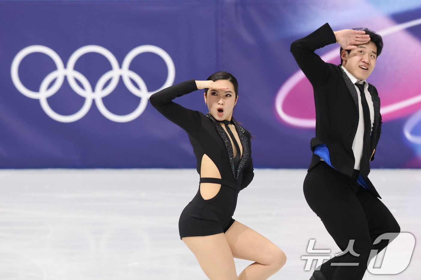 (밀라노=뉴스1) 김진환 기자 = 권예와 임해나가 6일(현지시간) 이탈리아 밀라노 아이스 스케이팅 아레나에서 열린 2026 밀라노·코르티나담페초 동계올림픽 피겨스케이팅 팀 이벤트( …