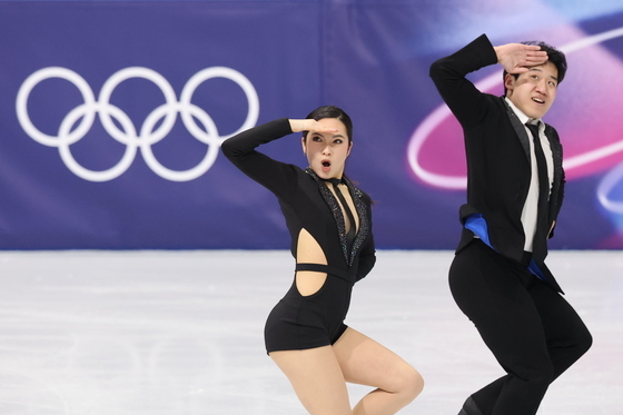 연기 펼치는 권예와 임해나