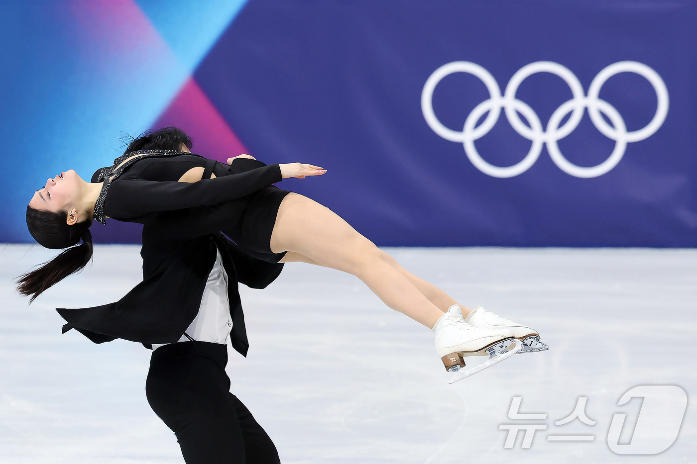 (밀라노=뉴스1) 김진환 기자 = 권예와 임해나가 6일(현지시간) 이탈리아 밀라노 아이스 스케이팅 아레나에서 열린 2026 밀라노·코르티나담페초 동계올림픽 피겨스케이팅 팀 이벤트( …