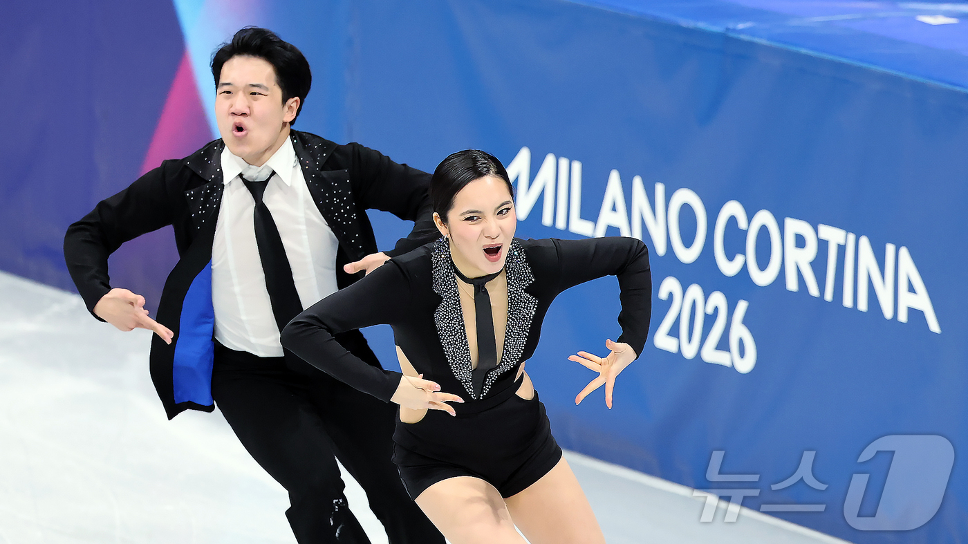 (밀라노=뉴스1) 김진환 기자 = 권예와 임해나가 6일(현지시간) 이탈리아 밀라노 아이스 스케이팅 아레나에서 열린 2026 밀라노·코르티나담페초 동계올림픽 피겨스케이팅 팀 이벤트( …
