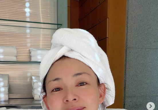 '추성훈 아내' 야노 시호, 샤워 가운만 입었네…쭉 뻗은 각선미 [N샷]