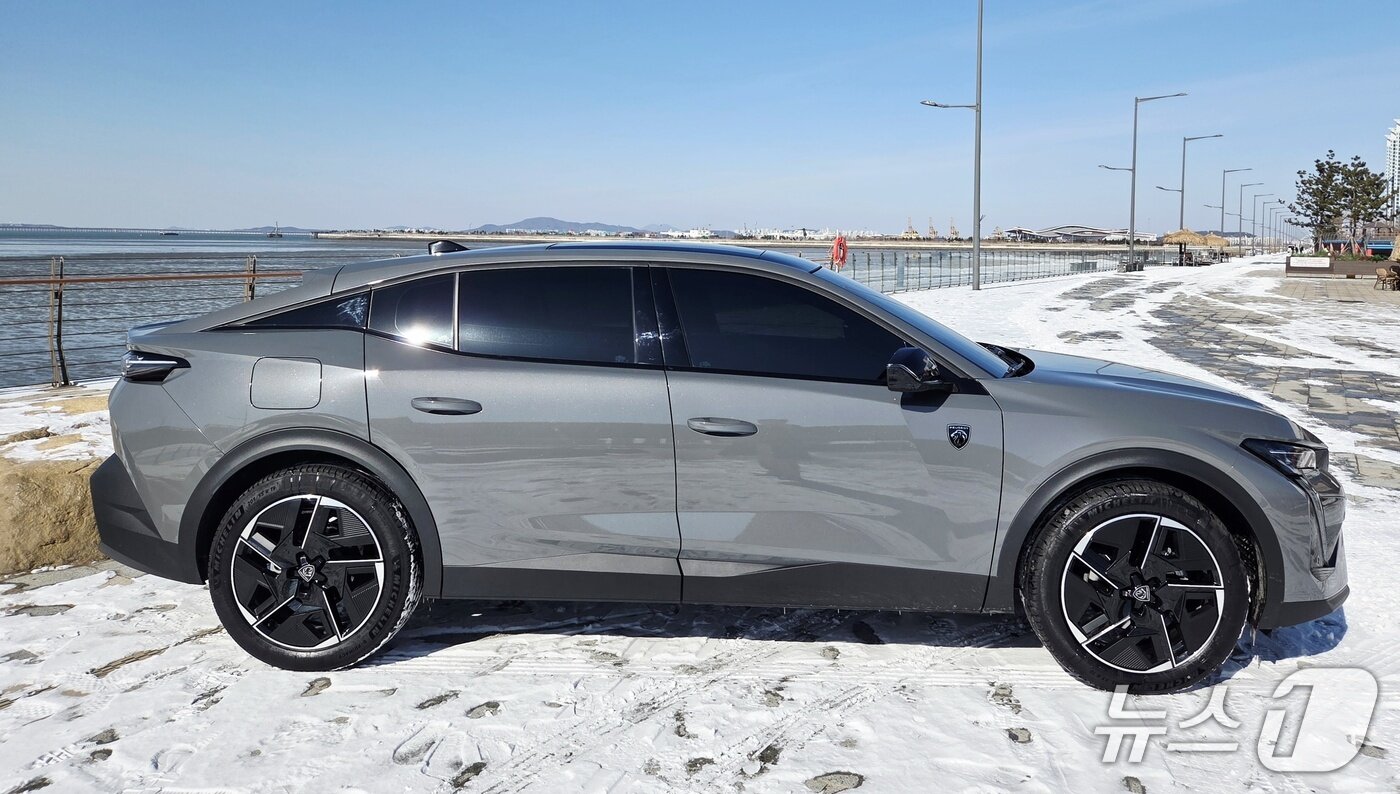 본문 이미지 - 푸조 408 스마트 하이브리드 ⓒ 뉴스1 박기범 기자 