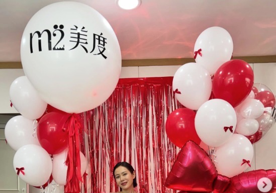 손예진, 파격 레드 드레스 입고 뽐낸 각선미…도발적 매력 [N샷]