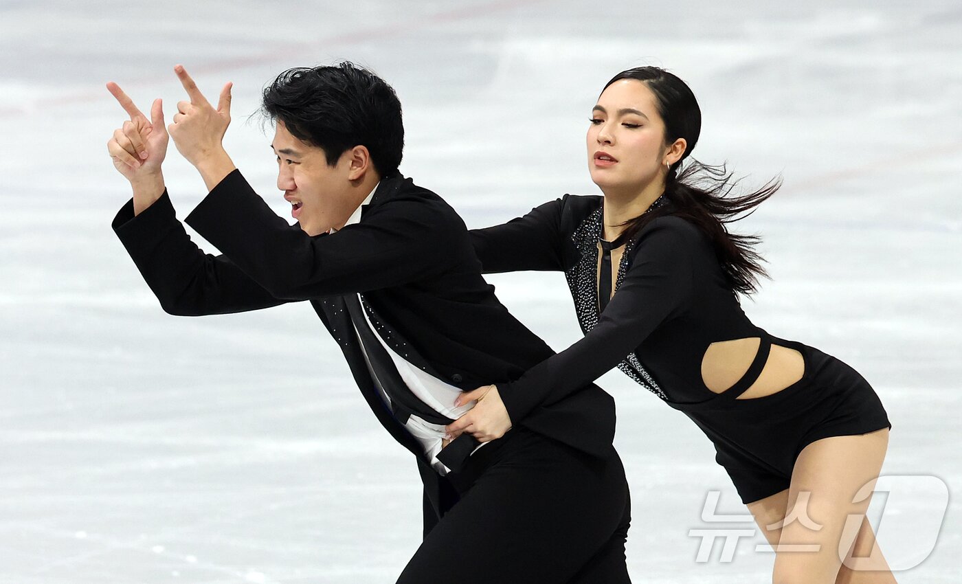 본문 이미지 - 권예와 임해나가 6일(현지시간) 이탈리아 밀라노 아이스 스케이팅 아레나에서 열린 2026 밀라노·코르티나담페초 동계올림픽 피겨스케이팅 팀 이벤트(단체전) 아이스댄스(리듬댄스)에 참가해 연기를 펼치고 있다. 2026.2.6 / ⓒ 뉴스1 김진환 기자