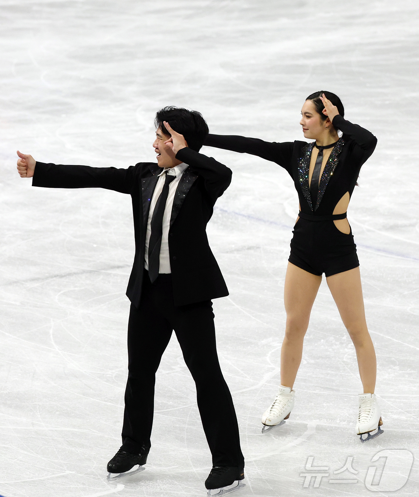 (밀라노=뉴스1) 김진환 기자 = 권예와 임해나가 6일(현지시간) 이탈리아 밀라노 아이스 스케이팅 아레나에서 열린 2026 밀라노·코르티나담페초 동계올림픽 피겨스케이팅 팀 이벤트( …