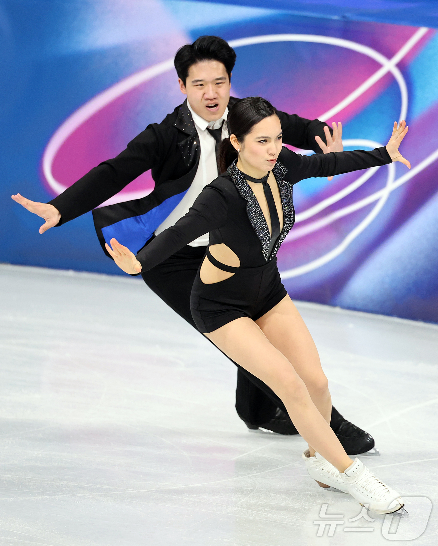 (밀라노=뉴스1) 김진환 기자 = 권예와 임해나가 6일(현지시간) 이탈리아 밀라노 아이스 스케이팅 아레나에서 열린 2026 밀라노·코르티나담페초 동계올림픽 피겨스케이팅 팀 이벤트( …