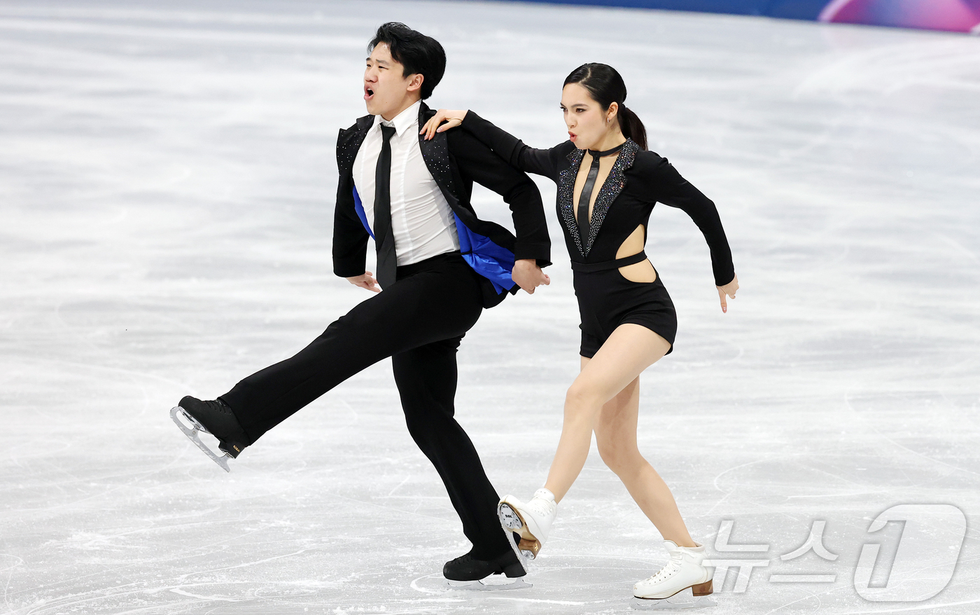 (밀라노=뉴스1) 김진환 기자 = 권예와 임해나가 6일(현지시간) 이탈리아 밀라노 아이스 스케이팅 아레나에서 열린 2026 밀라노·코르티나담페초 동계올림픽 피겨스케이팅 팀 이벤트( …