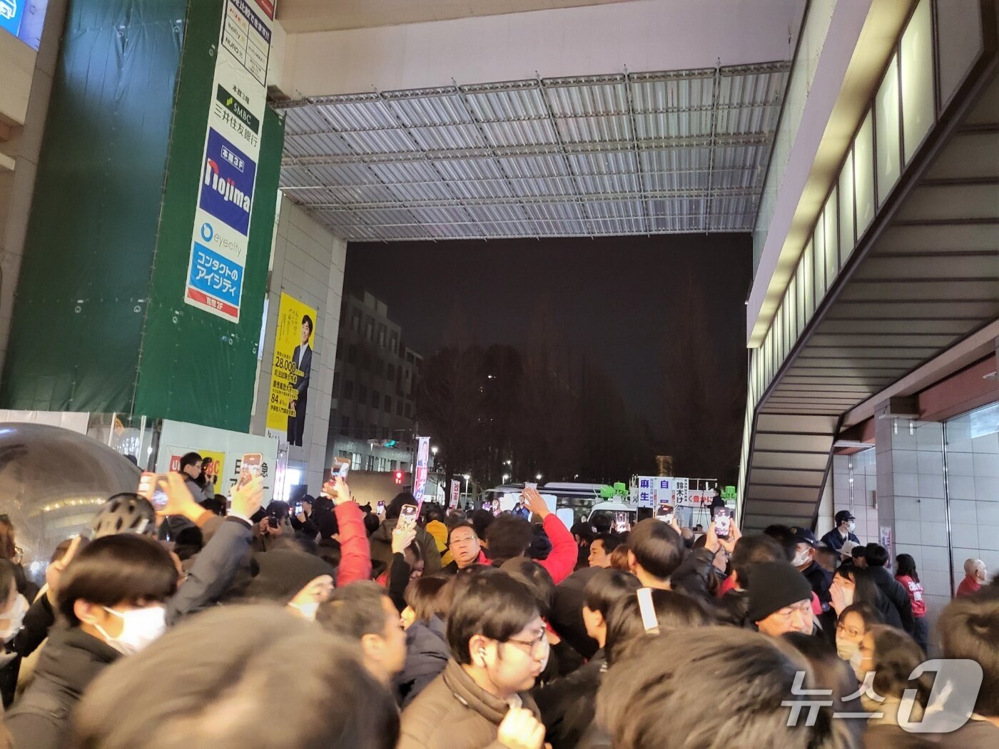 본문 이미지 - 6일 일본 가나가와현 요코하마 히요시역에서 중의원 선거에 출마한 자민당 소속의 스즈키 게이스케 후보의 선거 유세가 열리고 있다. 2026.02.06/뉴스1ⓒ News1 김지완 기자