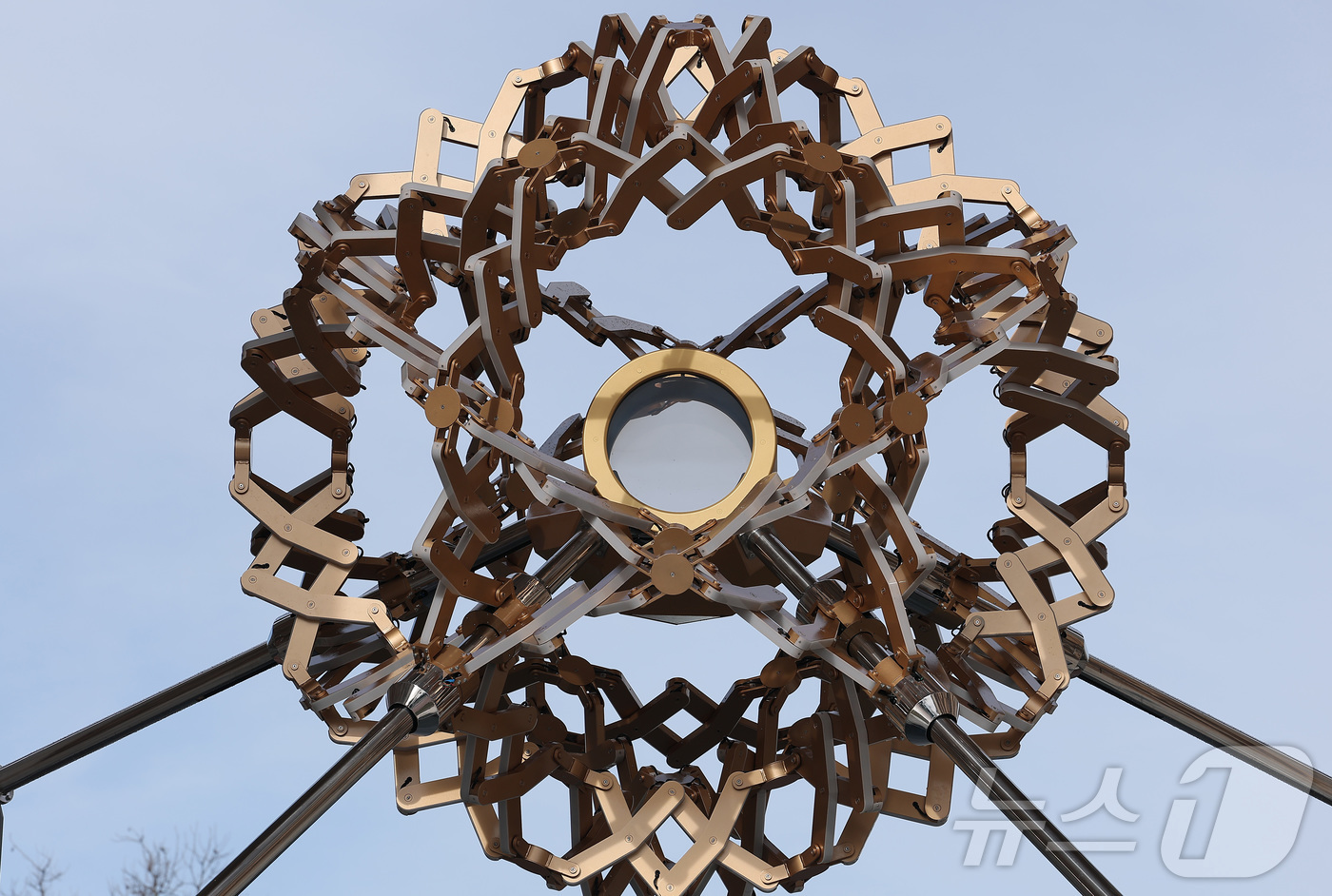 (밀라노=뉴스1) 김성진 기자 = 2026 밀라노·코르티나 동계올림픽 개막일인 6일(현지시간) 이탈리아 밀라노 아르코 델라 파체(평화의 아치)에 성화대가 마련돼 있다. 2026.2 …