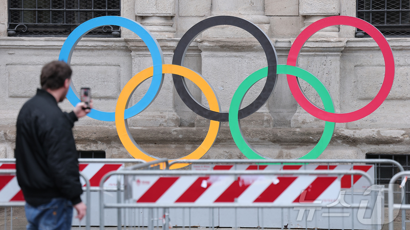 (밀라노=뉴스1) 김성진 기자 = 2026 밀라노·코르티나 동계올림픽 개막일인 6일(현지시간) 이탈리아 밀라노 두오모 광장 인근에 설치된 올림픽 오륜기 조형물에서 시민들이 사진촬영 …