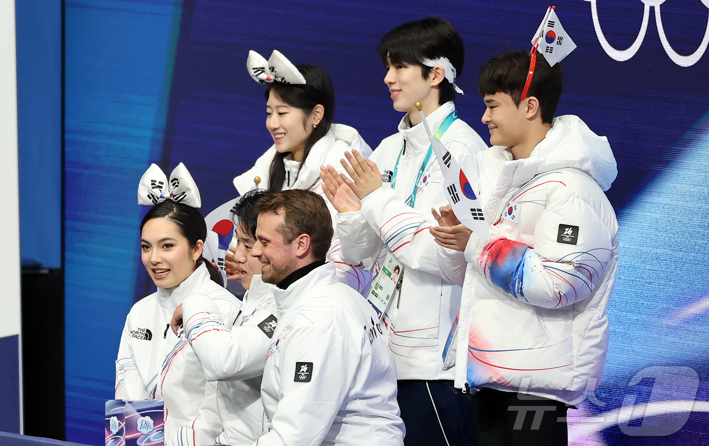 (밀라노=뉴스1) 김진환 기자 = 권예와 임해나가 6일(현지시간) 이탈리아 밀라노 아이스 스케이팅 아레나에서 열린 2026 밀라노·코르티나담페초 동계올림픽 피겨스케이팅 팀 이벤트( …