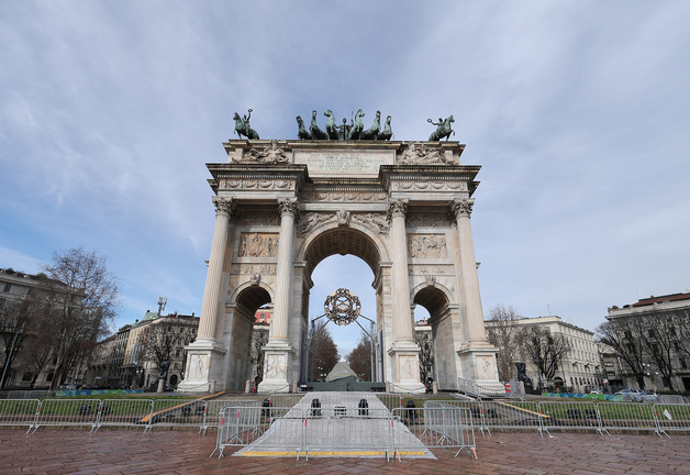 아르코 델라 파체에 마련된 밀라노 동계올림픽 성화대