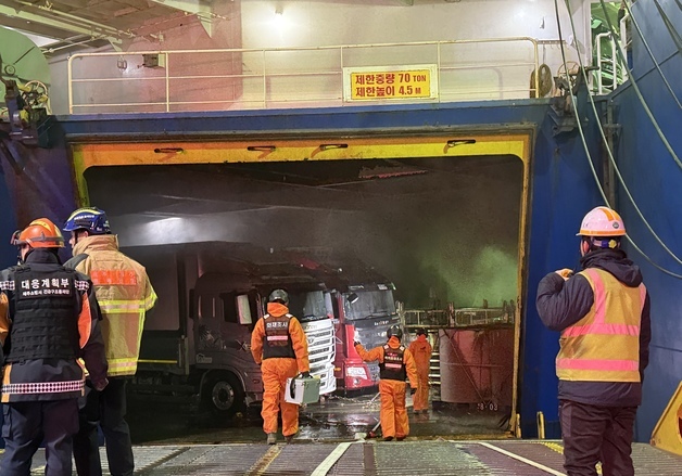 목포행 화물선 내 화물차 화재 완진…4명 병원 이송(종합)