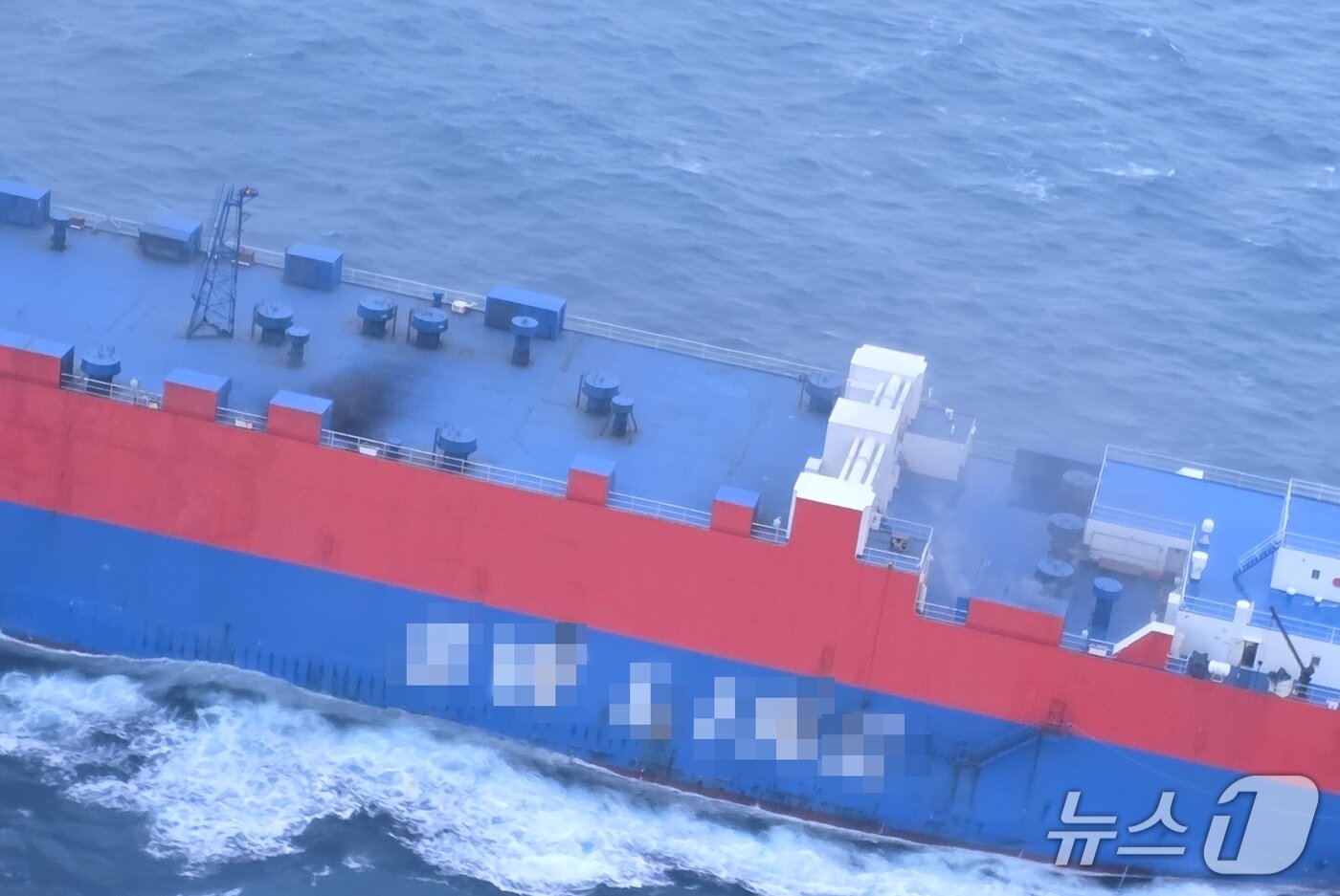 본문 이미지 - 6일 제주에서 목포로 향하던 화물선 내 화재가 발생해 검은연기가 나는 모습.(제주해양경찰서 제공. 재판매 및 DB 금지)