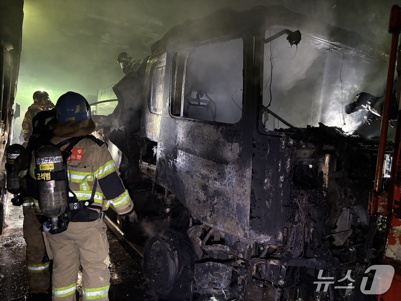 본문 이미지 - 6일 오후 목포행 화물선 내 차량화재 현장.(제주도소방안전본부 제공. 재판매 및 DB 금지)