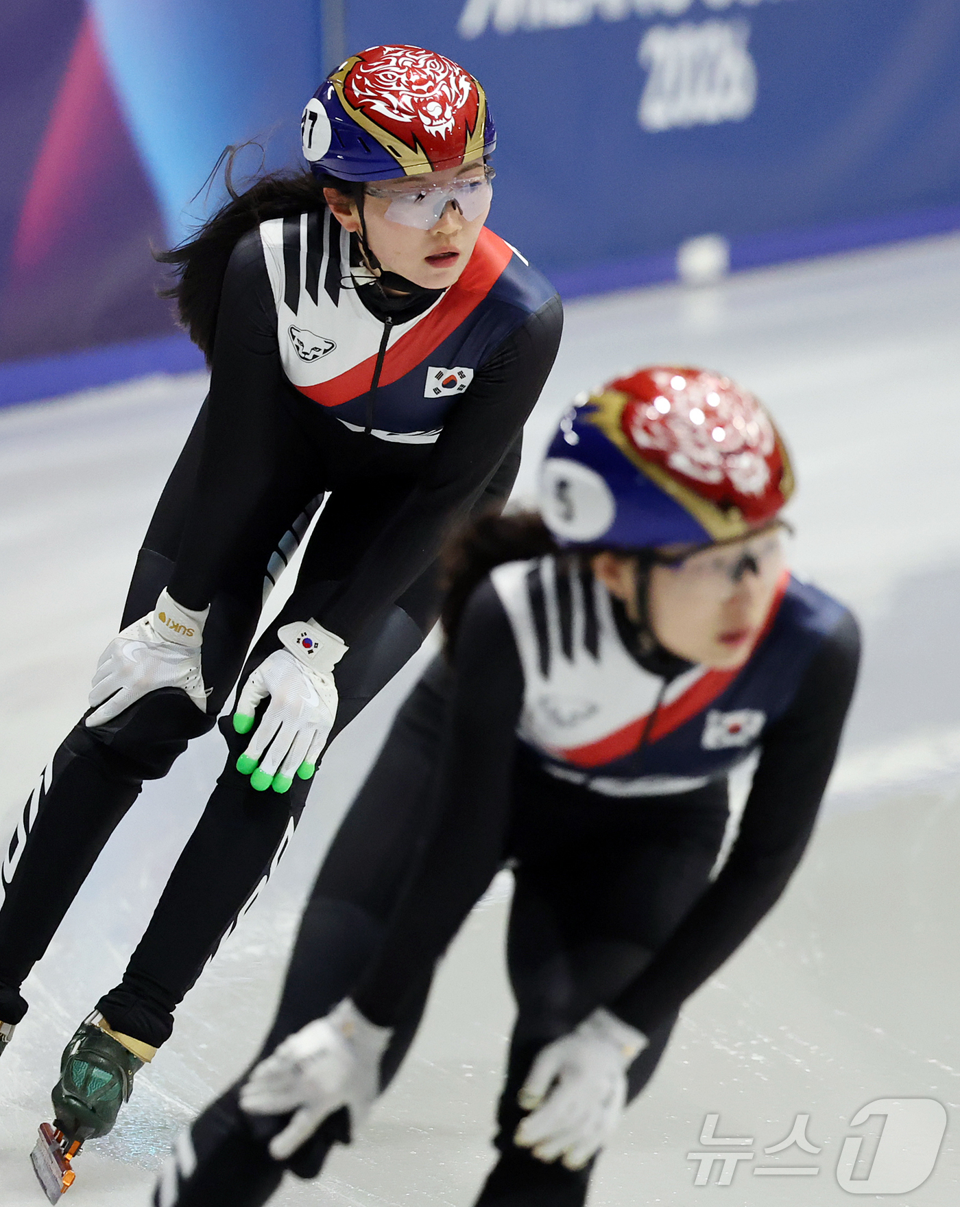 (밀라노=뉴스1) 김진환 기자 = 쇼트트랙 대표팀의 심석희와 최민정(사진 앞)이 6일(현지시간) 이탈리아 밀라노 아이스 스케이팅 아레나에서 훈련을 하고 있다. 2026.2.6/뉴스 …