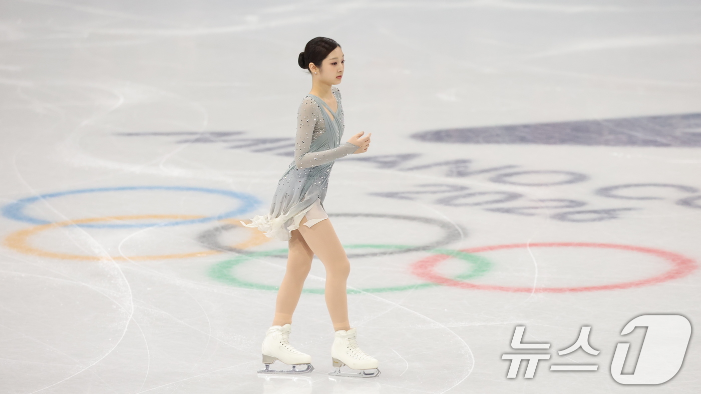(밀라노=뉴스1) 김진환 기자 = 신지아가 6일(현지시간) 이탈리아 밀라노 아이스 스케이팅 아레나에서 열린 2026 밀라노·코르티나담페초 동계올림픽 피겨 스케이팅 팀 이벤트(단체전 …