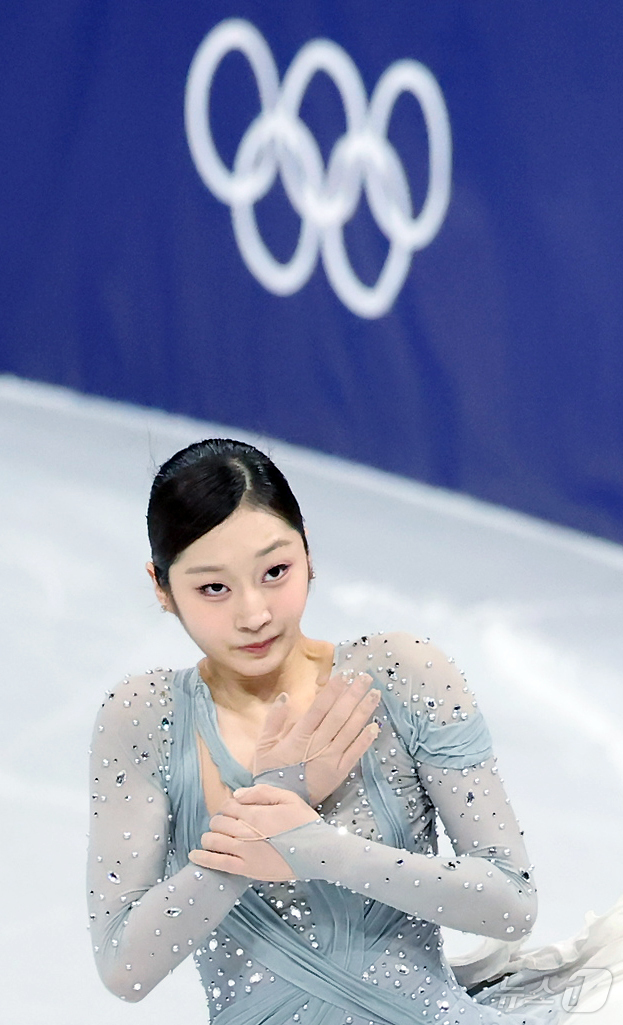 (밀라노=뉴스1) 김진환 기자 = 신지아가 6일(현지시간) 이탈리아 밀라노 아이스 스케이팅 아레나에서 열린 2026 밀라노·코르티나담페초 동계올림픽 피겨 스케이팅 팀 이벤트(단체전 …