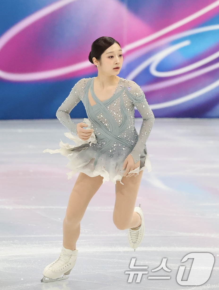 (밀라노=뉴스1) 김진환 기자 = 신지아가 6일(현지시간) 이탈리아 밀라노 아이스 스케이팅 아레나에서 열린 2026 밀라노·코르티나담페초 동계올림픽 피겨 스케이팅 팀 이벤트(단체전 …