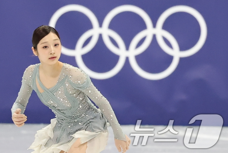 (밀라노=뉴스1) 김진환 기자 = 신지아가 6일(현지시간) 이탈리아 밀라노 아이스 스케이팅 아레나에서 열린 2026 밀라노·코르티나담페초 동계올림픽 피겨 스케이팅 팀 이벤트(단체전 …