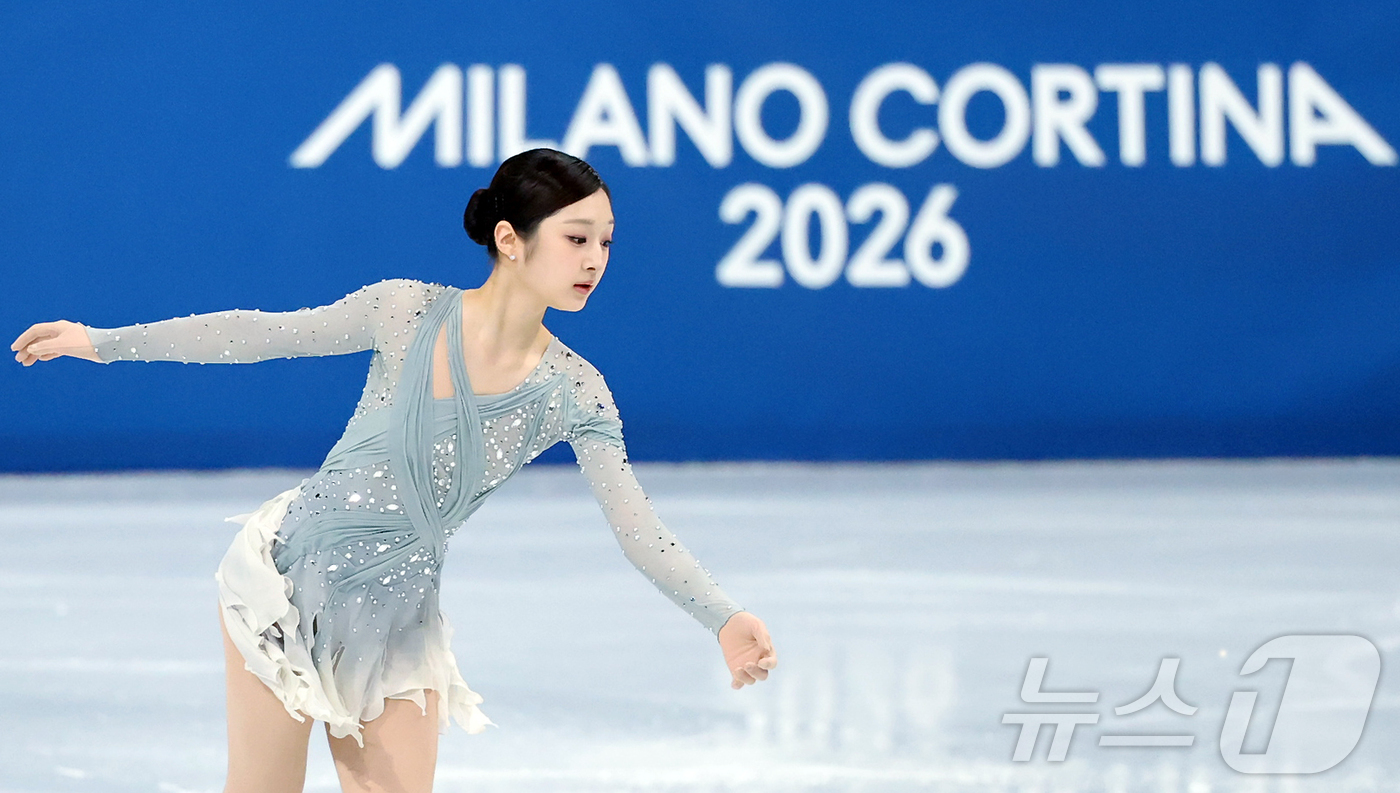 (밀라노=뉴스1) 김진환 기자 = 신지아가 6일(현지시간) 이탈리아 밀라노 아이스 스케이팅 아레나에서 열린 2026 밀라노·코르티나담페초 동계올림픽 피겨 스케이팅 팀 이벤트(단체전 …