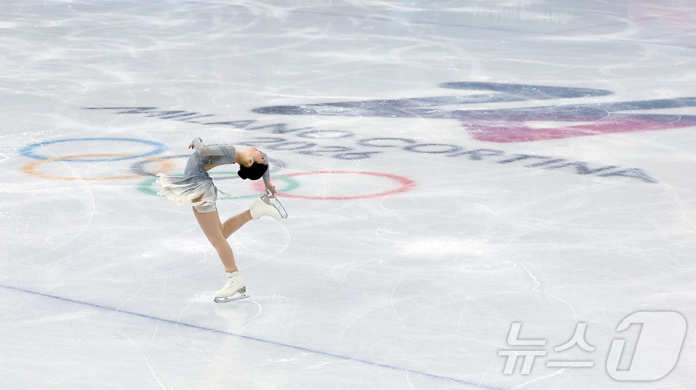 (밀라노=뉴스1) 김진환 기자 = 신지아가 6일(현지시간) 이탈리아 밀라노 아이스 스케이팅 아레나에서 열린 2026 밀라노·코르티나담페초 동계올림픽 피겨 스케이팅 팀 이벤트(단체전 …