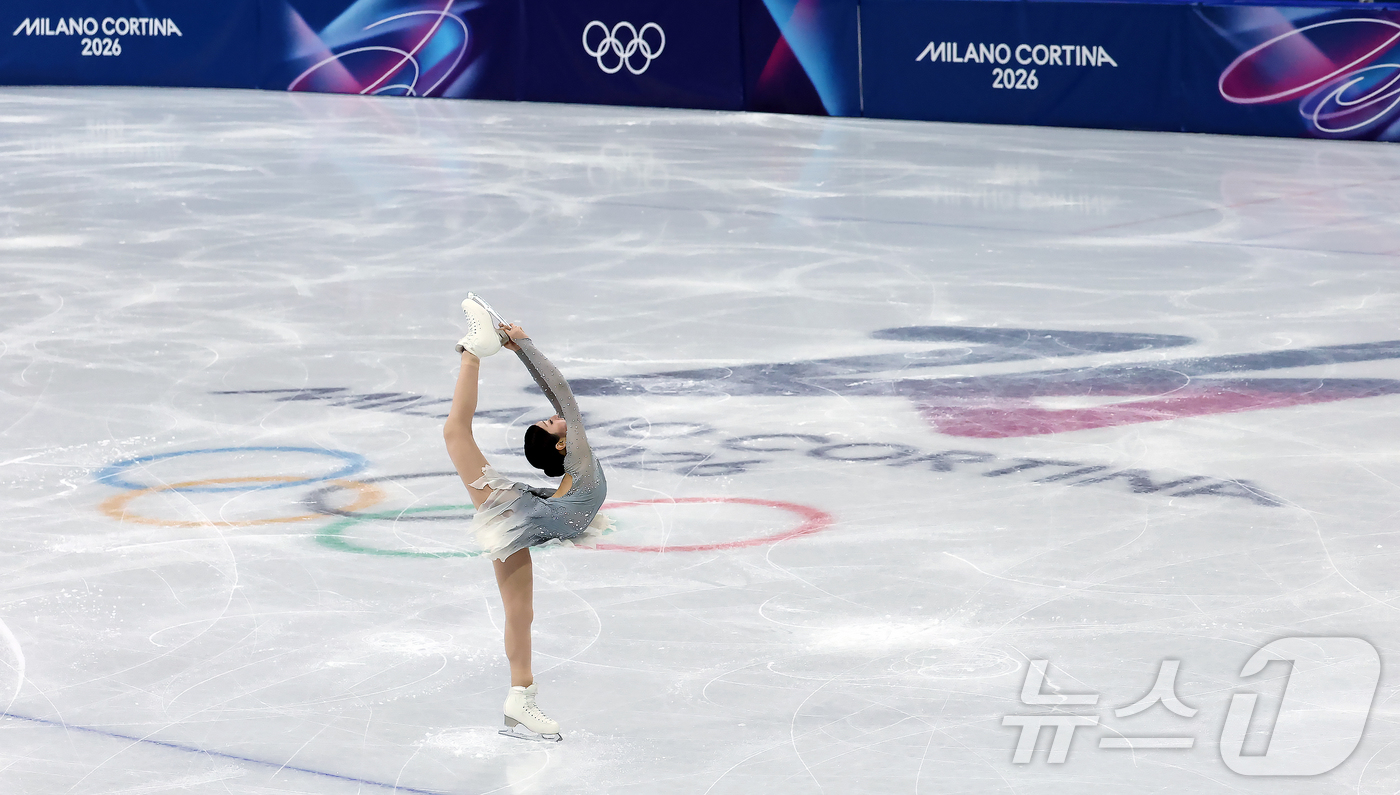 (밀라노=뉴스1) 김진환 기자 = 신지아가 6일(현지시간) 이탈리아 밀라노 아이스 스케이팅 아레나에서 열린 2026 밀라노·코르티나담페초 동계올림픽 피겨 스케이팅 팀 이벤트(단체전 …