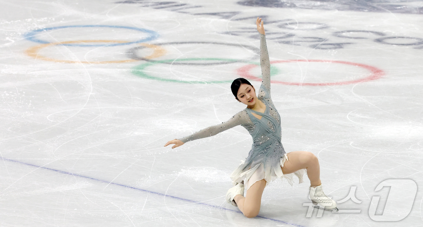 (밀라노=뉴스1) 김진환 기자 = 신지아가 6일(현지시간) 이탈리아 밀라노 아이스 스케이팅 아레나에서 열린 2026 밀라노·코르티나담페초 동계올림픽 피겨 스케이팅 팀 이벤트(단체전 …