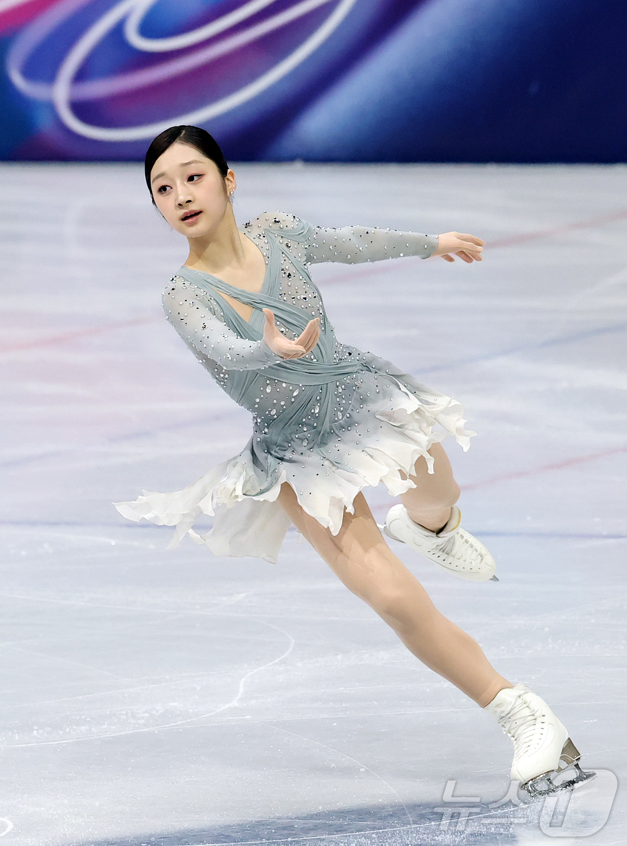 (밀라노=뉴스1) 김진환 기자 = 신지아가 6일(현지시간) 이탈리아 밀라노 아이스 스케이팅 아레나에서 열린 2026 밀라노·코르티나담페초 동계올림픽 피겨 스케이팅 팀 이벤트(단체전 …