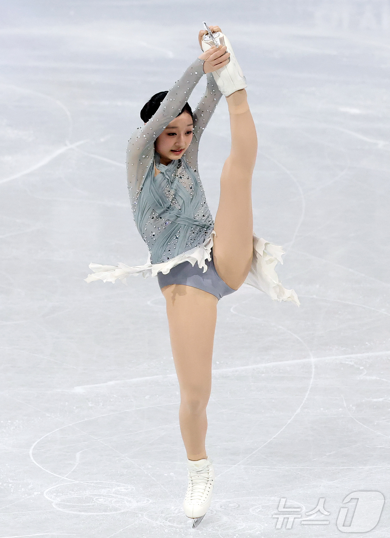 (밀라노=뉴스1) 김진환 기자 = 신지아가 6일(현지시간) 이탈리아 밀라노 아이스 스케이팅 아레나에서 열린 2026 밀라노·코르티나담페초 동계올림픽 피겨 스케이팅 팀 이벤트(단체전 …