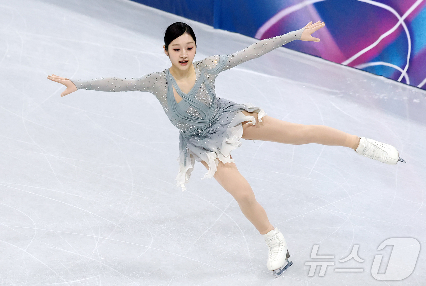 (밀라노=뉴스1) 김진환 기자 = 신지아가 6일(현지시간) 이탈리아 밀라노 아이스 스케이팅 아레나에서 열린 2026 밀라노·코르티나담페초 동계올림픽 피겨 스케이팅 팀 이벤트(단체전 …