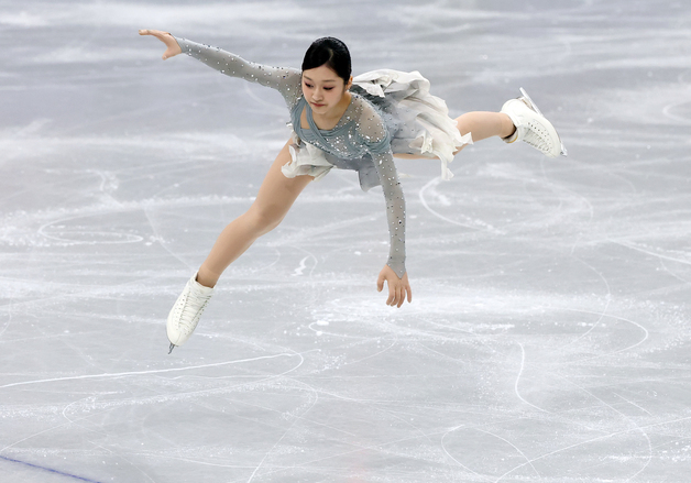 점프 연기 펼치는 신지아