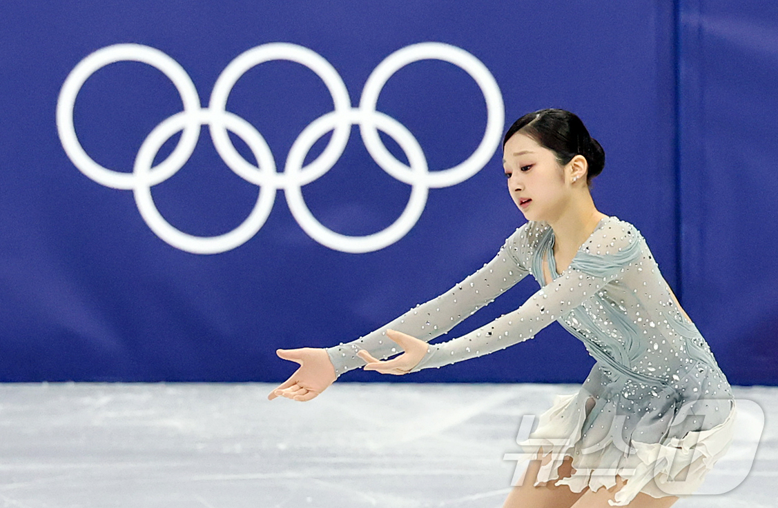 (밀라노=뉴스1) 김진환 기자 = 신지아가 6일(현지시간) 이탈리아 밀라노 아이스 스케이팅 아레나에서 열린 2026 밀라노·코르티나담페초 동계올림픽 피겨 스케이팅 팀 이벤트(단체전 …