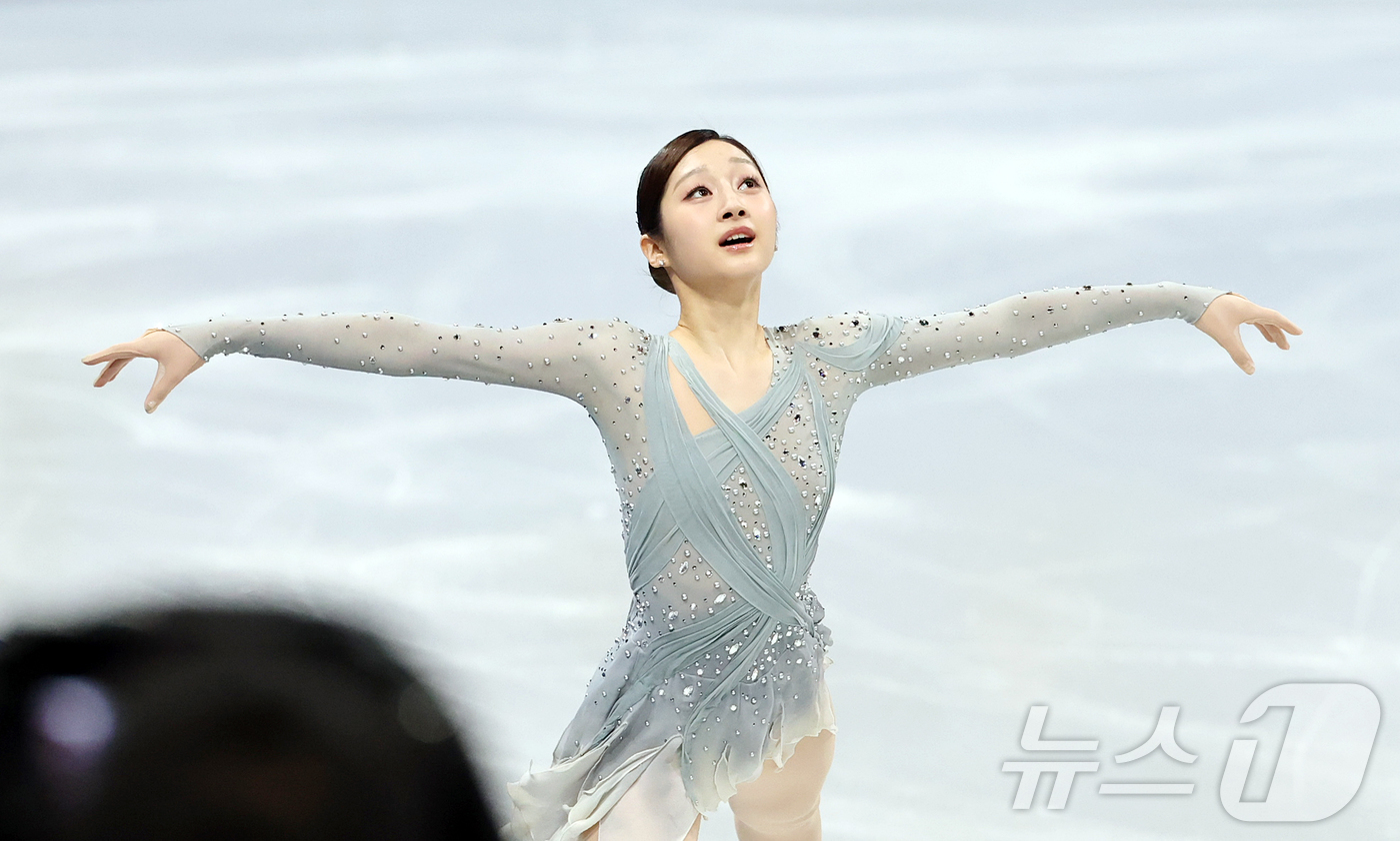 (밀라노=뉴스1) 김진환 기자 = 신지아가 6일(현지시간) 이탈리아 밀라노 아이스 스케이팅 아레나에서 열린 2026 밀라노·코르티나담페초 동계올림픽 피겨 스케이팅 팀 이벤트(단체전 …