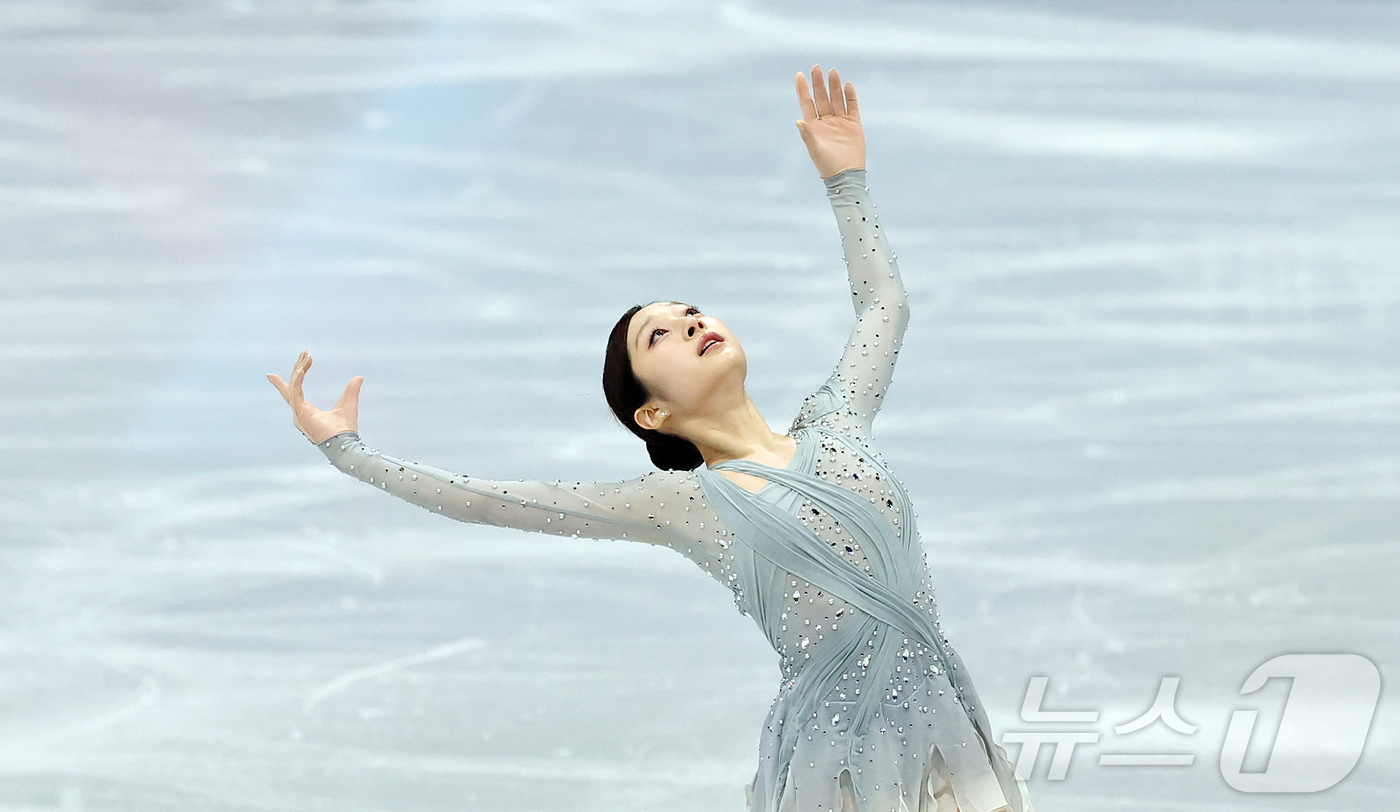 (밀라노=뉴스1) 김진환 기자 = 신지아가 6일(현지시간) 이탈리아 밀라노 아이스 스케이팅 아레나에서 열린 2026 밀라노·코르티나담페초 동계올림픽 피겨 스케이팅 팀 이벤트(단체전 …