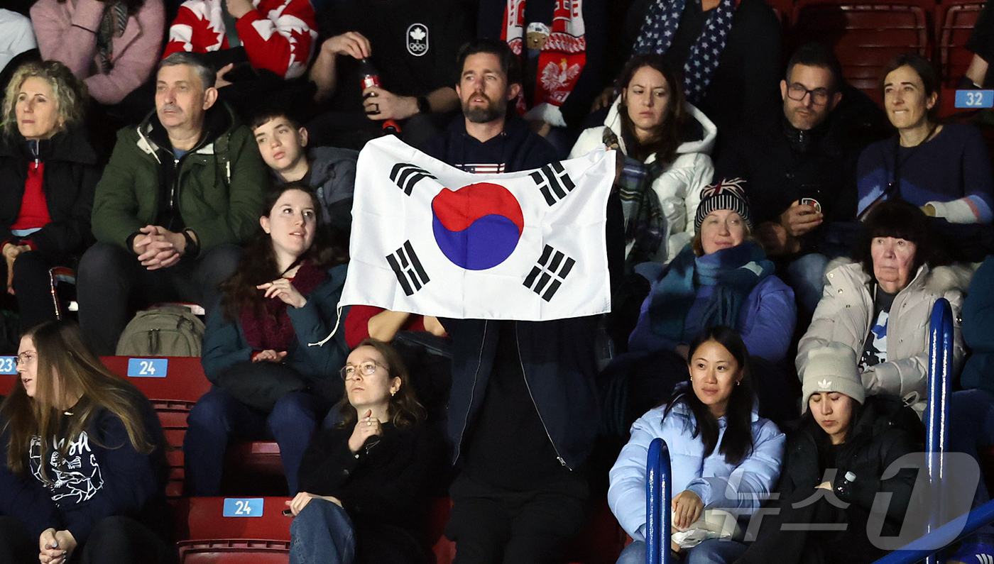 (밀라노=뉴스1) 김진환 기자 = 6일(현지시간) 이탈리아 밀라노 아이스 스케이팅 아레나에서 열린 2026 밀라노·코르티나담페초 동계올림픽 피겨 스케이팅 팀 이벤트(단체전) 여자 …