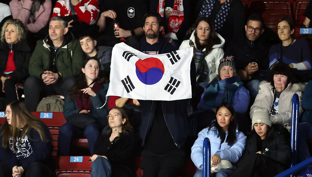 밀라노 아이스 스케이팅 아레나에 펄럭이는 태극기