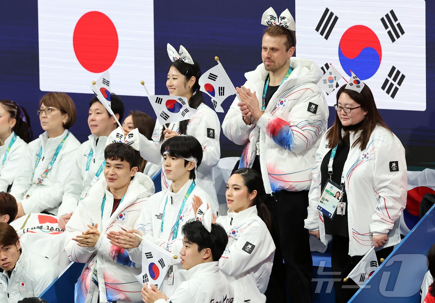 본문 이미지 - 차준환과 이해인, 김현겸 등 선수들이 6일(현지시간) 이탈리아 밀라노 아이스 스케이팅 아레나에서 열린 2026 밀라노·코르티나담페초 동계올림픽 피겨 스케이팅 팀 이벤트(단체전) 여자 싱글 쇼트프로그램 신지아의 연기가 끝난 뒤 기립 박수를 치고 있다. 2026.2.6 ⓒ 뉴스1 김진환 기자