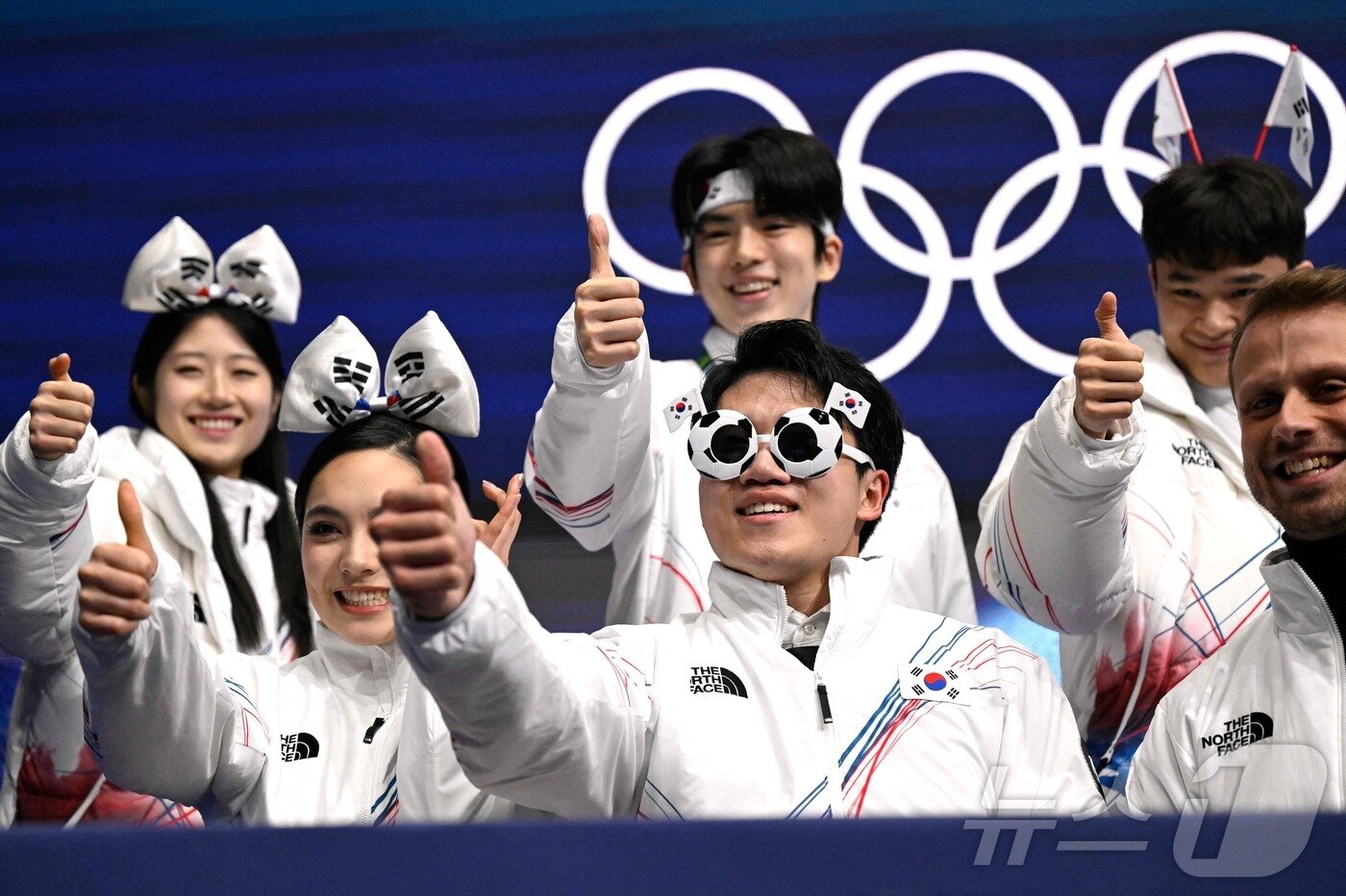 본문 이미지 - 다함께 엄지척 응원을 하는 피겨 대표팀ⓒ AFP=뉴스1
