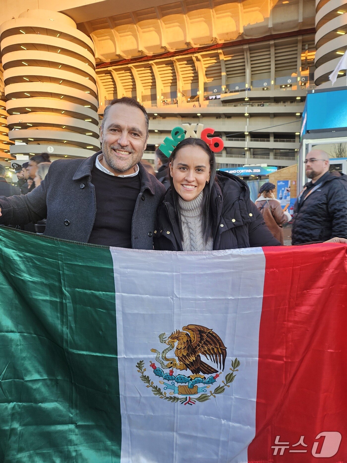 본문 이미지 - 2026 밀라노 코르티나 동계 올림픽 개회식을 관람하기 위해 산시로 스타디움에 온 멕시코인 조셉과 카를라. ⓒ News1 권혁준 기자