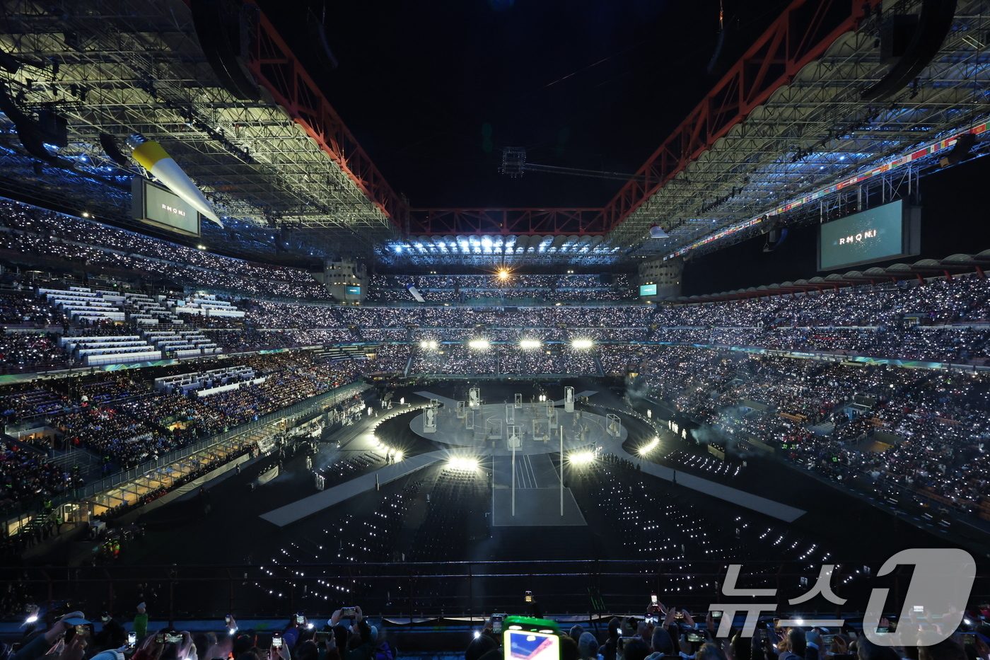 (밀라노=뉴스1) 김진환 기자 = 6일 오후(현지시간) 이탈리아 밀라노 산시로 올림픽 스타디움에서 2026 밀라노·코르티나담페초 동계올림픽대회 개회식이 시작되고 있다. 2026.2 …