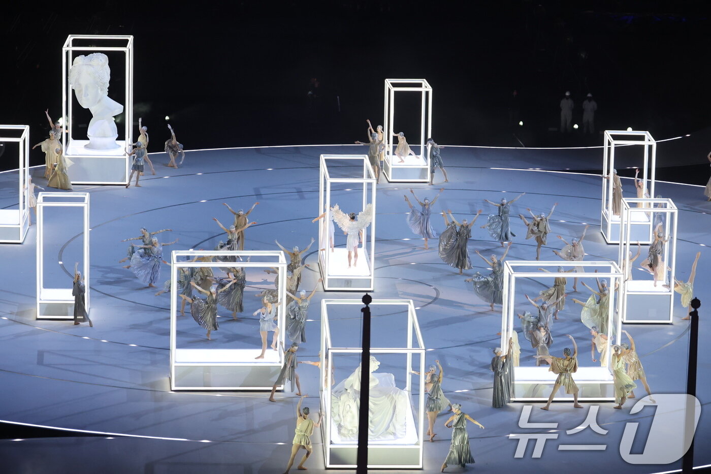 본문 이미지 - 6일 오후(현지시간) 이탈리아 밀라노 산시로 올림픽 스타디움에서 열린 2026 밀라노·코르티나담페초 동계올림픽대회 개회식에서 '이탈리아의 조화 : 아름다움'을 주제로 공연이 펼쳐지고 있다. 2026.2.7 ⓒ 뉴스1 김진환 기자
