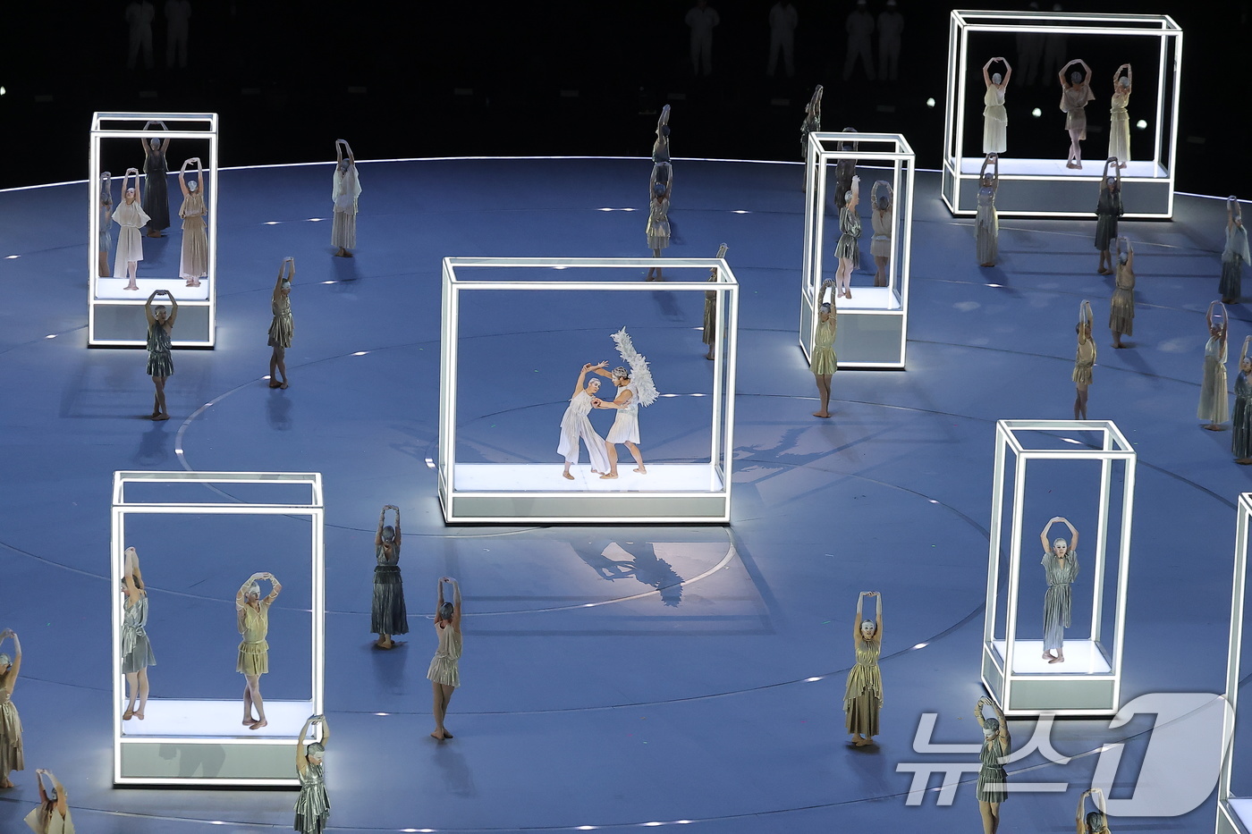 (밀라노=뉴스1) 김성진 기자 = 6일 오후(현지시간) 이탈리아 밀라노 산시로 올림픽 스타디움에서 열린 2026 밀라노·코르티나담페초 동계올림픽대회 개회식에서 '이탈리아의 조화 : …