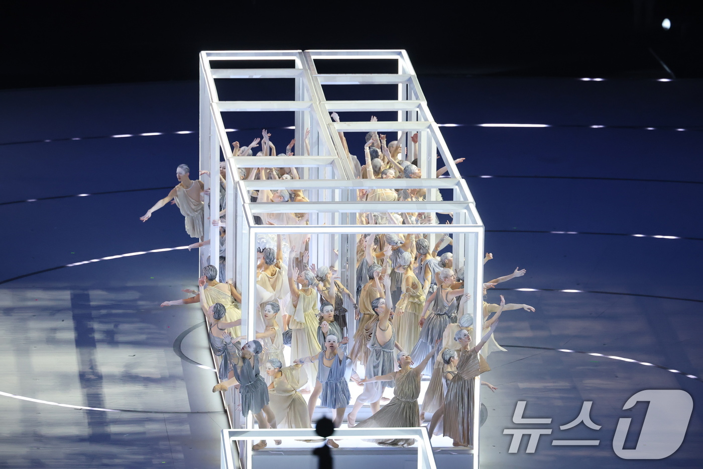 (밀라노=뉴스1) 김진환 기자 = 6일 오후(현지시간) 이탈리아 밀라노 산시로 올림픽 스타디움에서 열린 2026 밀라노·코르티나담페초 동계올림픽대회 개회식에서 '이탈리아의 조화 : …